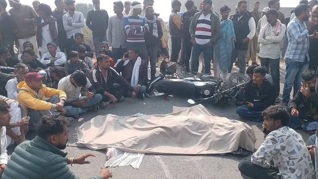 JATbera1's tweet image. बहुत ही दुःखद घटना 😢😢😢😪 

चाकसू विधानसभा के किरतपुरा में बहुत ही दुखद हादसे में बहन फोरन्ता चौधरी का निधन हो गया है।
ग्राम किरतपुरा की बेटी एवं समर्पित अध्यापिका जो प्रतिदिन की तरह आज घर से अपनी ड्यूटी (SIR सेंटर) के लिए जा रही थी जिसका जीवन एक बजरी से भरे बेकाबू ट्रैक्टर ने…