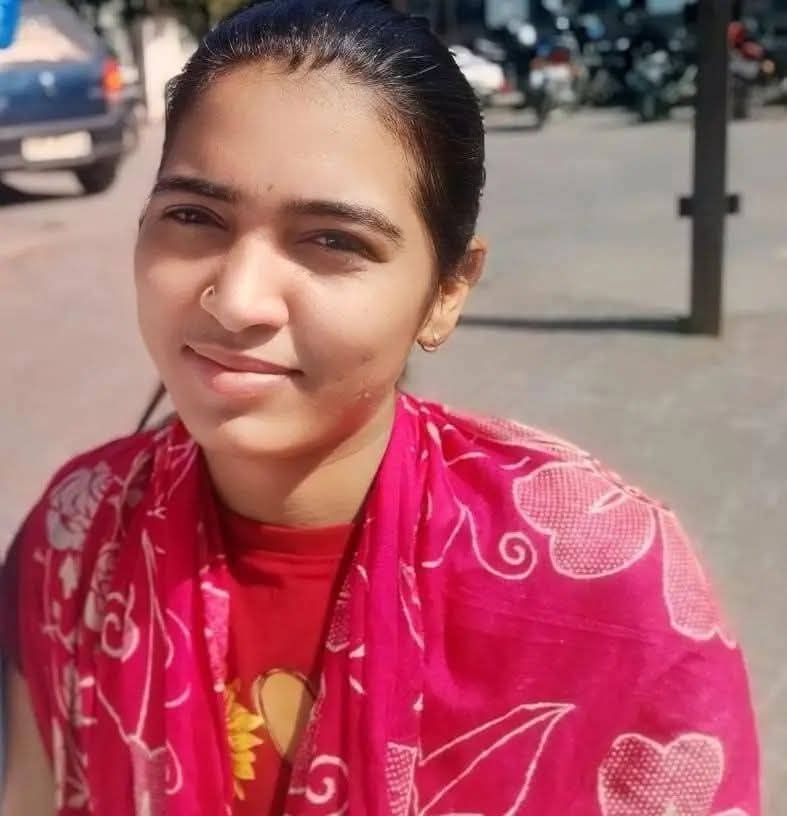 JATbera1's tweet image. बहुत ही दुःखद घटना 😢😢😢😪 

चाकसू विधानसभा के किरतपुरा में बहुत ही दुखद हादसे में बहन फोरन्ता चौधरी का निधन हो गया है।
ग्राम किरतपुरा की बेटी एवं समर्पित अध्यापिका जो प्रतिदिन की तरह आज घर से अपनी ड्यूटी (SIR सेंटर) के लिए जा रही थी जिसका जीवन एक बजरी से भरे बेकाबू ट्रैक्टर ने…