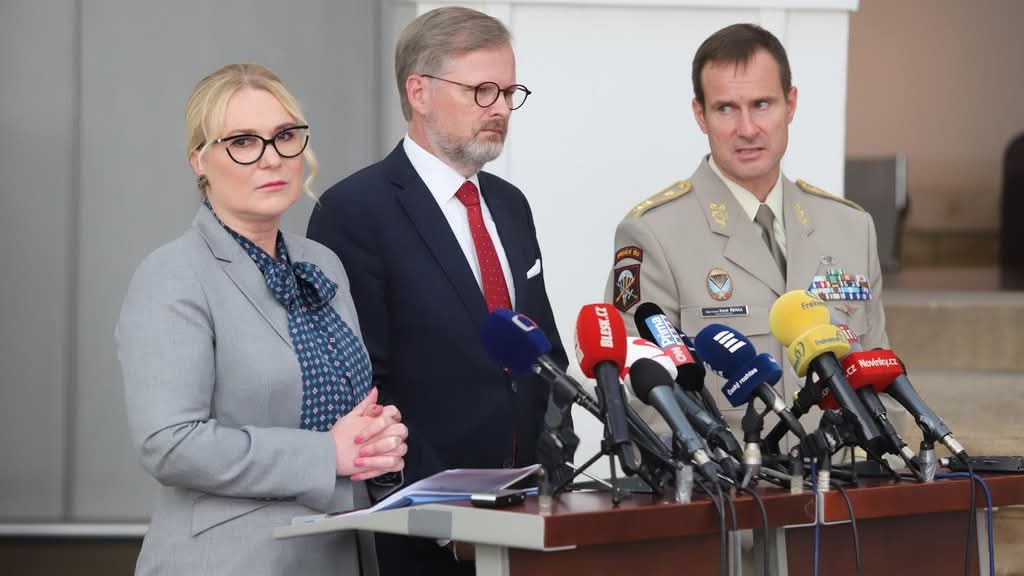 ZaoralekL's tweet image. Ještě nikdy v čele naší armády nestála tak patologická osobnost‼️

1. Byl to už v minulosti ministr obrany Dobrovský, který veřejně vyzýval, aby byl Karel Řehka odvolán z funkce a propuštěn z armády. 

2. Důvodem už tehdy byly útoky proti politické reprezentaci státu. Od té doby…