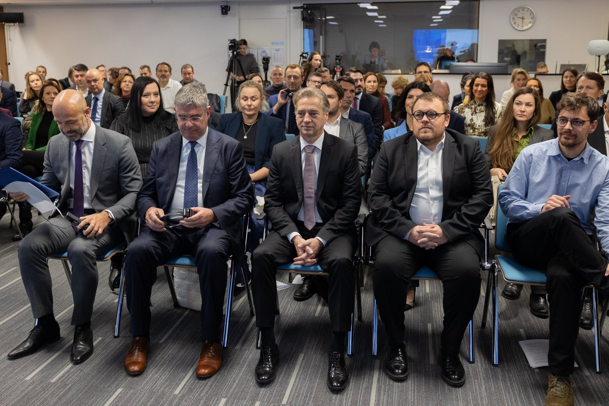 vladaRS's tweet image. Predsednik vlade dr. Robert Golob se je udeležil konference »Od vizije do domov – Dostopna stanovanja za Slovenijo«, ki so jo v Hiši Evropske unije v Ljubljani organizirali Ministrstvo za solidarno prihodnost, Evropska investicijska banka in Razvojna banka Sveta Evrope.