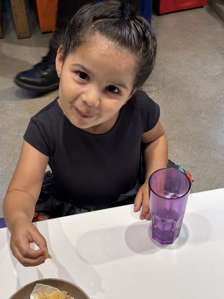 Ella es la 🌹 más bella y hoy cumple 4 añitos. Felicidad plena @emilia.iambrich.
Gracias por hacerme un abuelo feliz 💝