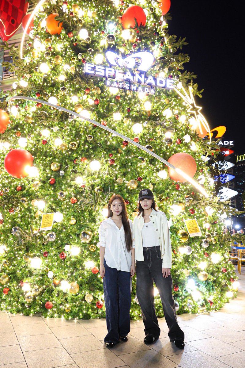 ภาพบรรยากาศ นักแสดงจากไอดอลแฟคทอรี่ ร่วมกับ เอสพละนาด รัชดา ไลฟ์ส่งกำลังใจให้ผู้ที่ได้รับผลกระทบจากอุทกภัย และเจ้าหน้าที่ ในงาน IDOLFACTORY &amp; ESPLANADE RATCHADA ช่วยเหลืออุทกภัย 

#IDFxESPLANADEช่วยเหลืออุทกภัย  #idolfactoryTH #EsplanadeRatchada #Entertainmentdestination