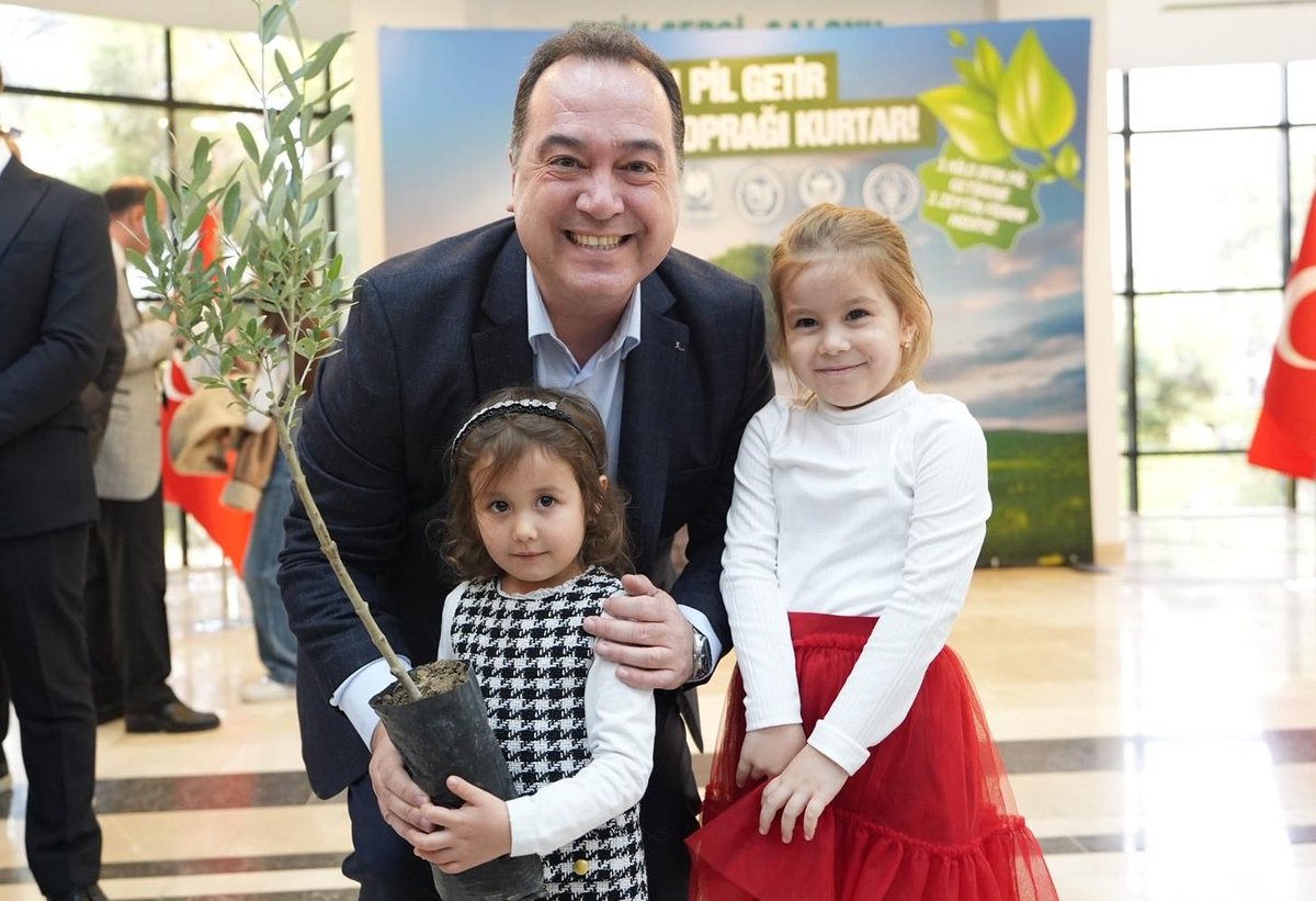 besimecz's tweet image. Kullanılmış pillerin doğaya verdiği zarara dikkat çekmek ve çevremizi korumak amacıyla başlattığımız Atık Pil Toplama kampanyamızın ilk etkinliğini, büyük katılımla gerçekleştirdik. 1 Kilo pil getiren her vatandaşımıza 1 zeytin fidanı hediye ettik.🌱 🔋♻️

Kullanılmış bir pilin…