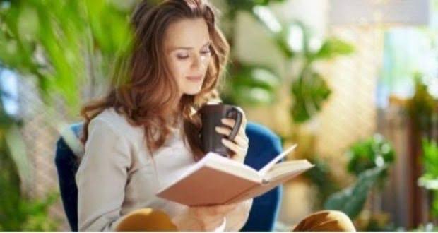 ما الذي تغير كبرت ؟بدأ عقدٌ جديد ،هل أنا خائفة من الرقم ؟طبعاً لا 
من نظرة المجتمع التي بدأت تلمزني خلسة 
فقدت بريقها ؟خسرت أحلامها ؟زاد انكسارها ؟
هكذا يظن الجميع ،الواقع أنني جددت خزانتي ،غيرتُ قصة شعري 
اشتريت كتباً جديدة ،وقلماً أنيقاً 
بدأت أتحدثُ بثقة ،وارقص على أنغام