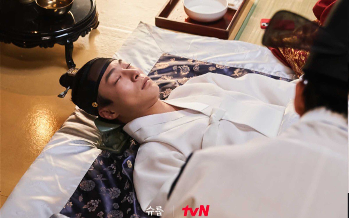 vq7_ko's tweet image. シュルプ5話ラストで泣き、そのまま6話突入、王妃が
「屈しない！」
と、母親として立ち上がる強さに胸熱❗️
止まらなくなりそうだから今日はここまで
なんで今までスルーしてたんだろう私？
めっちゃ面白いやん✨

#韓ドラ
#シュルプ
#スタジオドラゴン