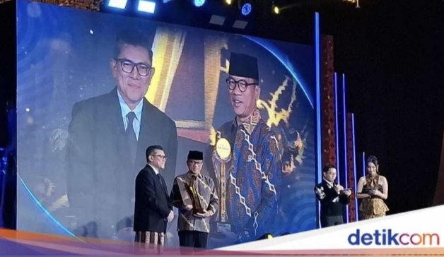 Menteri Desa PDT Yandri Susanto meraih penghargaan tokoh pengembangan potensi desa berbasis inovasi dalam detikcom awards 2025

#YandriSusantoInovator
#PenghargaanDetikcomAwards
#PotensiDesaBerbasisInovasi
#PenghargaanYandriSusanto
<a href="/prabowo/">Prabowo Subianto</a>
<a href="/YandriSusanto/">Yandri Susanto</a>
<a href="/ArizaPatria/">Ariza Patria</a>
