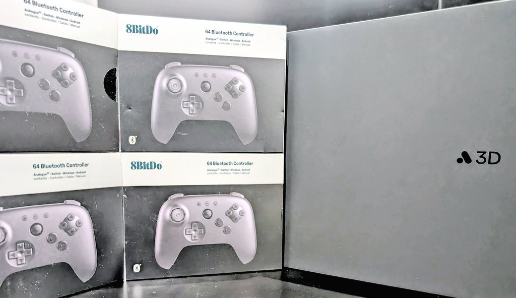 with_mainecoon's tweet image. 「おそらく1年前からAnalogue3Dで遊ぶのを本気で待ち望んで来た者達だ」

「コントローラーの数が違う」

#Analogue3D
#Analogue