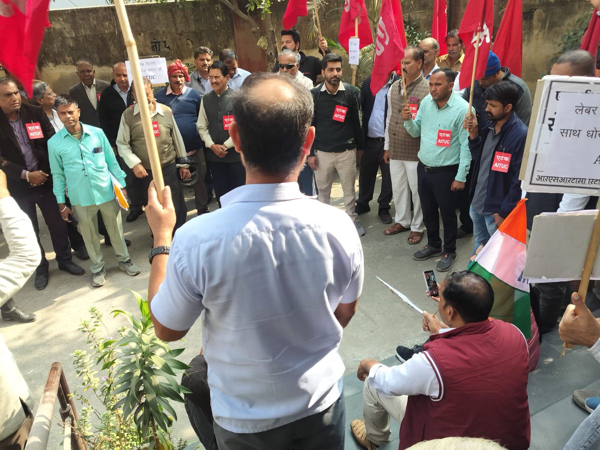 केंद्र सरकार द्वारा पारित चार श्रम संहिताओं को वापस लेने हेतु आज जयपुर में श्रम आयुक्त कार्यालय पर विभिन्न यूनियनों द्वारा विरोध प्रदर्शन किया गया तथा सरकार को चेतावनी दी कि श्रमिक विरोधी श्रम संहिताओं को वापस ले अन्यथा कर्मचारी आगे और बड़े प्रदर्शन अथवा हड़ताल पर जा सकते हैं ।