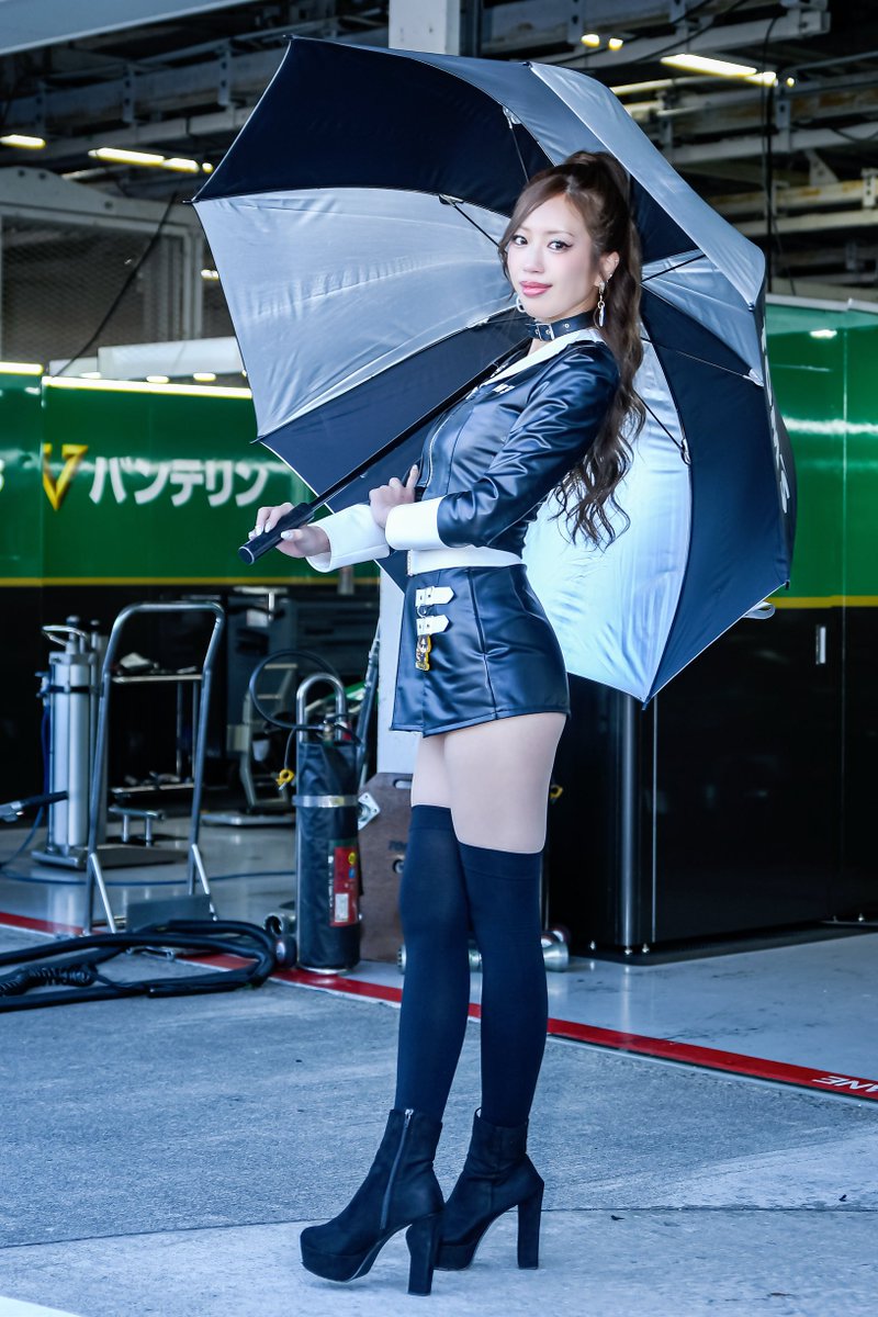 naottie_swcs's tweet image. 11/23 #スーパーフォーミュラ #鈴鹿サーキット
日曜日もめちゃくちゃ美しかったし、やっぱポニテがめちゃくちゃに似合っちゃうし、スタイルの良さエグすぎん？
後ろのロゴとか入れて撮れたお気に入りショット達🥰よさしかねぇよナっ！
#央川かこ さん(@kako_6717)
#TOMS
#TOMSチームアテンダント