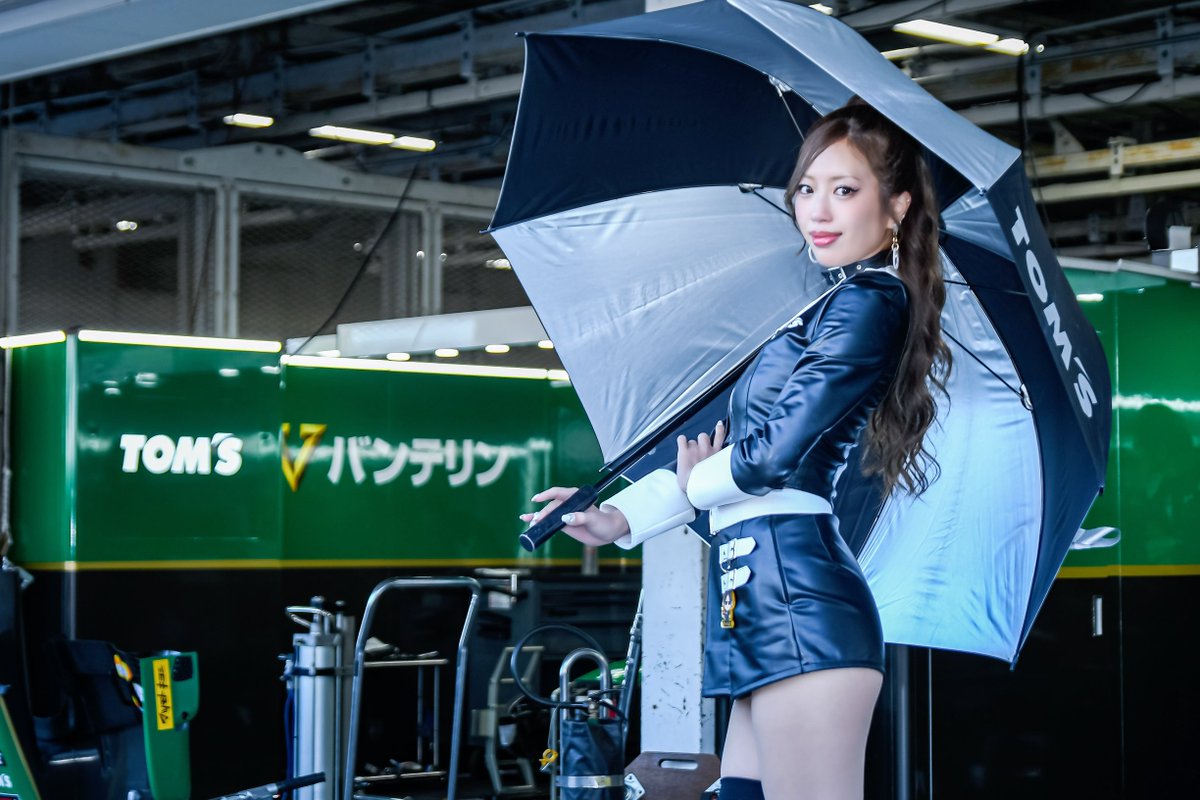 naottie_swcs's tweet image. 11/23 #スーパーフォーミュラ #鈴鹿サーキット
日曜日もめちゃくちゃ美しかったし、やっぱポニテがめちゃくちゃに似合っちゃうし、スタイルの良さエグすぎん？
後ろのロゴとか入れて撮れたお気に入りショット達🥰よさしかねぇよナっ！
#央川かこ さん(@kako_6717)
#TOMS
#TOMSチームアテンダント