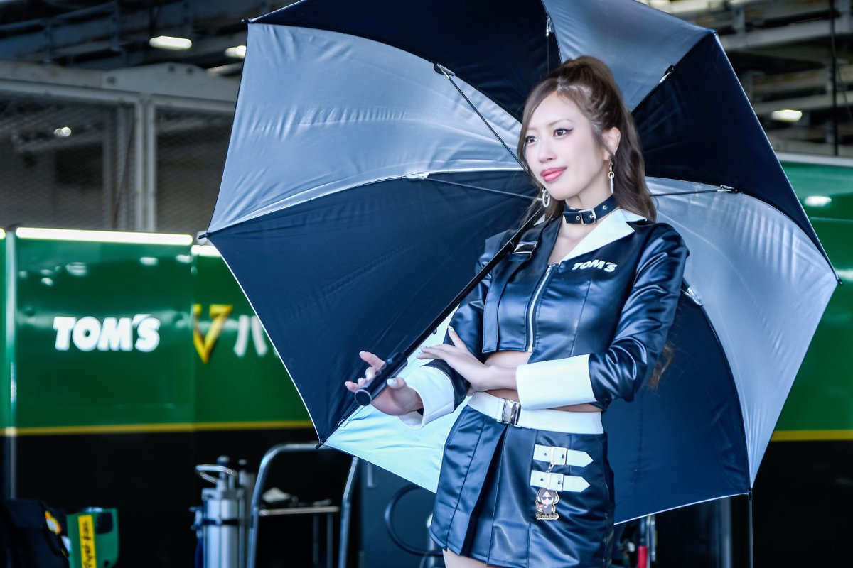 naottie_swcs's tweet image. 11/23 #スーパーフォーミュラ #鈴鹿サーキット
日曜日もめちゃくちゃ美しかったし、やっぱポニテがめちゃくちゃに似合っちゃうし、スタイルの良さエグすぎん？
後ろのロゴとか入れて撮れたお気に入りショット達🥰よさしかねぇよナっ！
#央川かこ さん(@kako_6717)
#TOMS
#TOMSチームアテンダント
