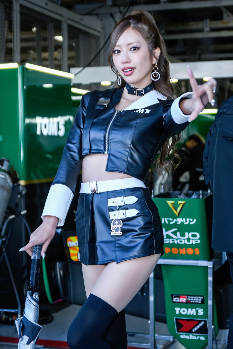 naottie_swcs's tweet image. 11/23 #スーパーフォーミュラ #鈴鹿サーキット
日曜日もめちゃくちゃ美しかったし、やっぱポニテがめちゃくちゃに似合っちゃうし、スタイルの良さエグすぎん？
後ろのロゴとか入れて撮れたお気に入りショット達🥰よさしかねぇよナっ！
#央川かこ さん(@kako_6717)
#TOMS
#TOMSチームアテンダント