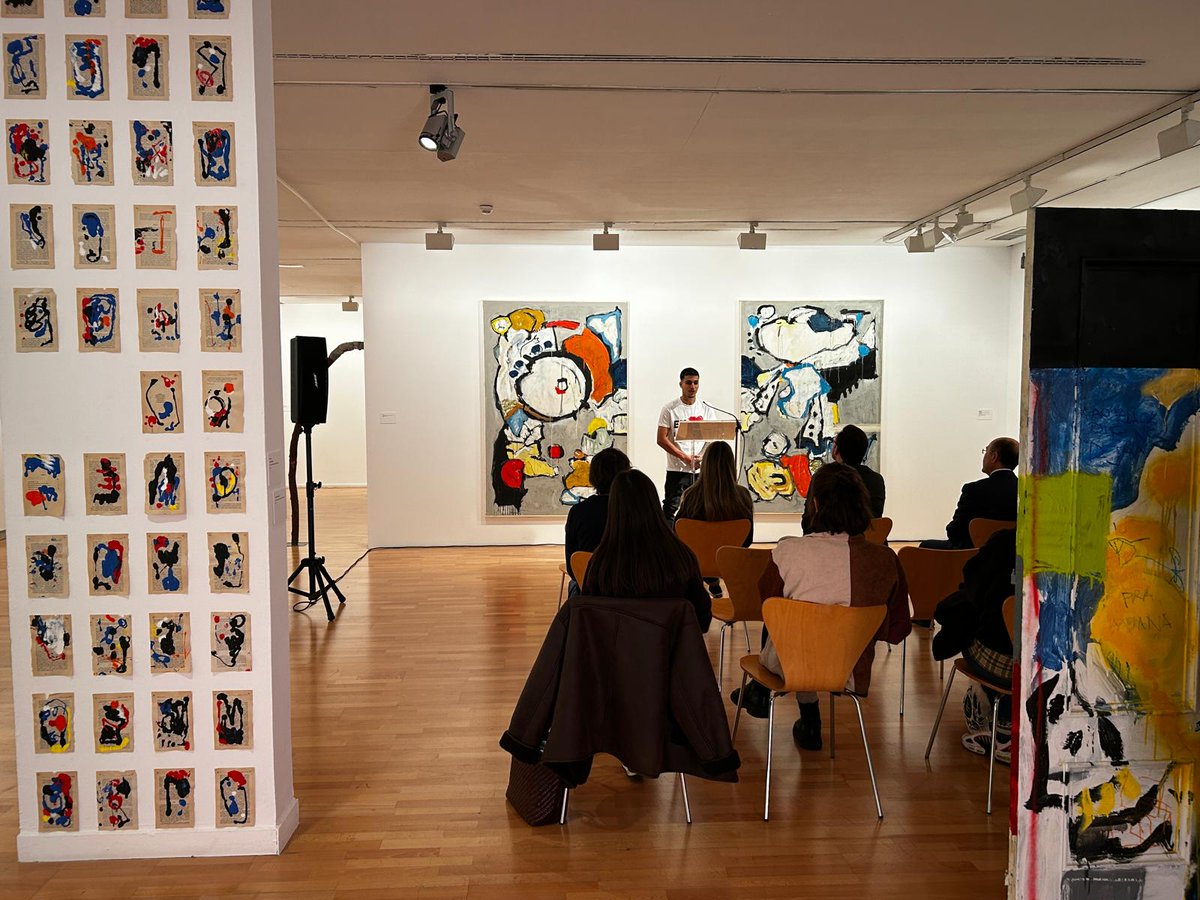 El concejal de Cultura, Ángel Fernández, participa en la inauguración de la exposición de Mateo Pardal ‘Voltar ao lugar de orixe’, ganador del XXVII Certamen Jóvenes Pintores Fundación Gaceta, en el <a href="/DomusArtium2002/">Domus Artium 2002</a>

Se puede vistar hasta el 22 de febrero

aytosalamanca.es/w/el-da2-acoge…