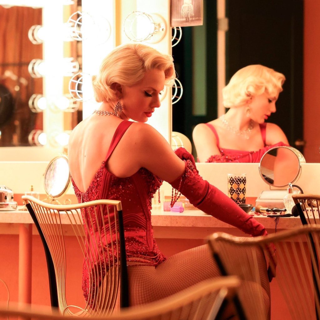 TChartSwift's tweet image. Forbes believes that “Opalite&quot; will be the next single from “The Life of a Showgirl” in its new article.

They also comment on the resounding success of “Elizabeth Taylor” and “Father Figure”.