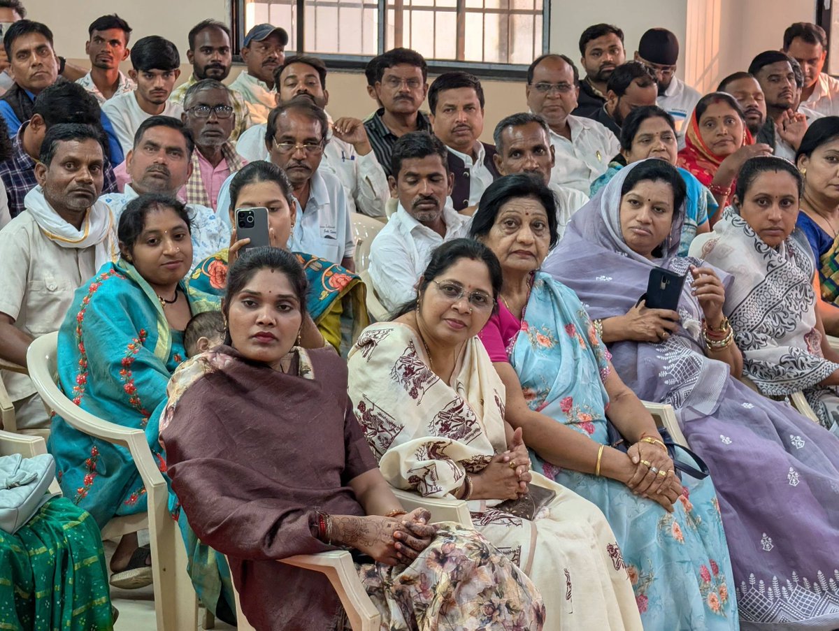 आज ‘संविधान बचाओ दिवस’ कार्यक्रम में सम्मिलित हुआ। कार्यक्रम की शुरुआत महात्मा गांधी जी, संविधान निर्माता बाबा साहेब जी को श्रद्धांजलि अर्पित करने से हुई। संविधान की मर्यादा बनाए रखने और उसकी रक्षा के लिए समाज के प्रत्येक वर्ग को संकल्प लेना होगा। संविधान के मूल्यों, अधिकारों और
