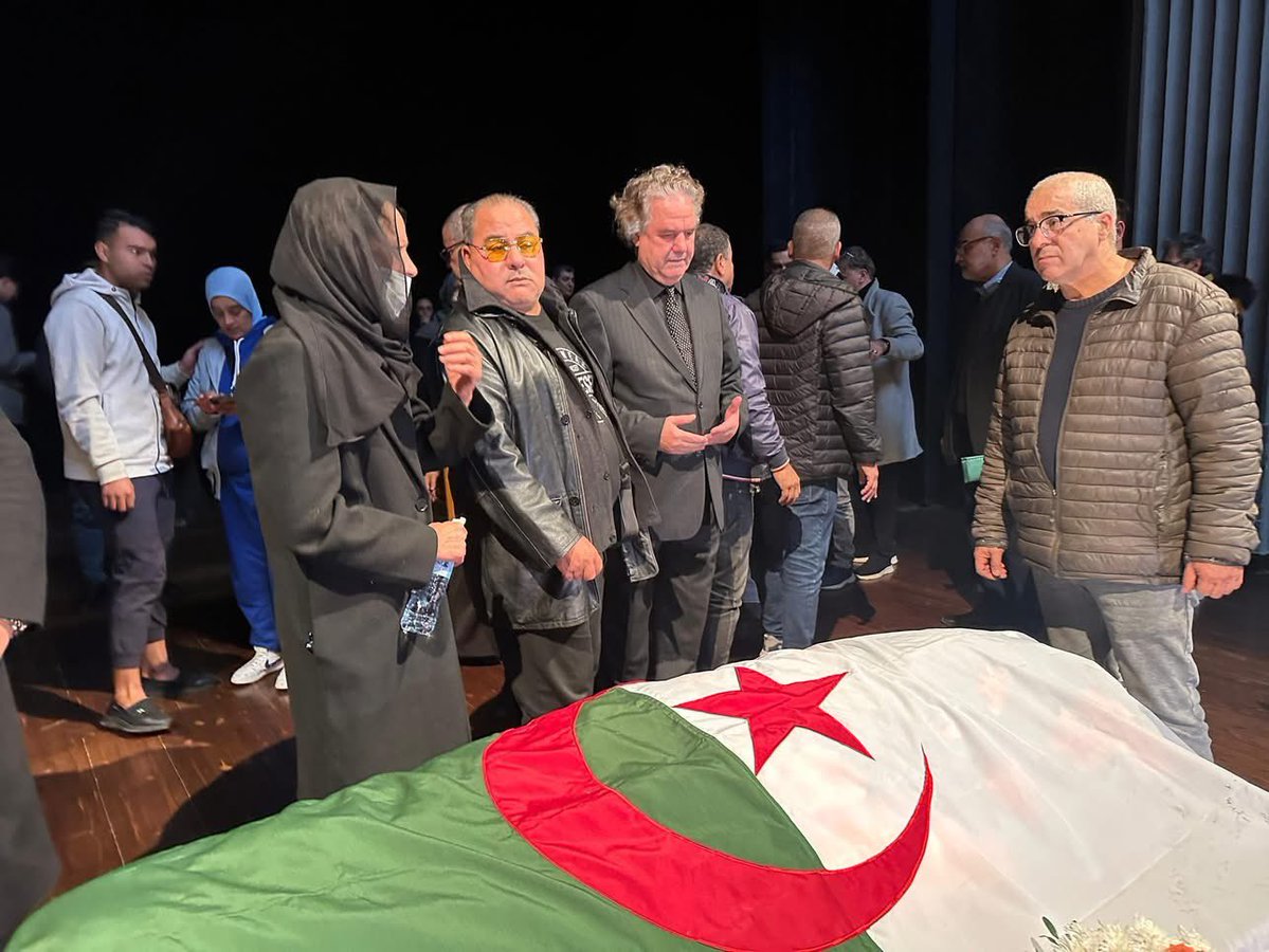 مراسم إلقاء النظرة الأخيرة على روح الفنانة القديرة باية بوزار “#بيونة”، في #المسرح_الوطني_الجزائري في أجواء مفعمة بالوفاء والحزن. 🚨شهدت المراسم حضور وزيرة الثقافة والفنون الدكتورة #مليكة_بن_دودة، ومستشار رئيس الجمهورية المكلّف بالمديرية العامة