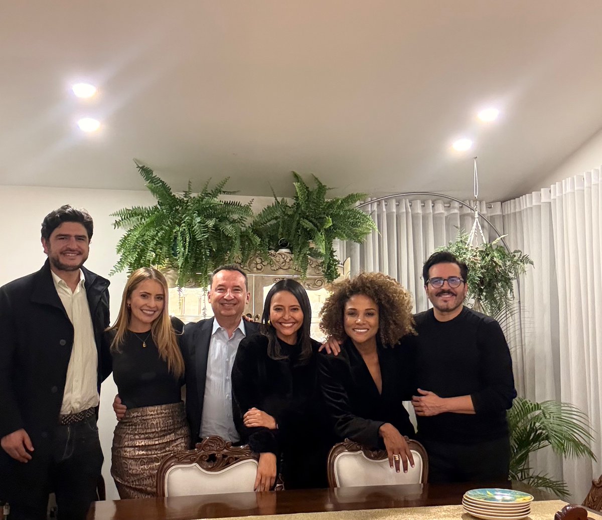 MabelLaraNews's tweet image. Una noche excepcional. 
Gracias  @PlanetaLibrosCo @hectorriveross y a todos los que nos acompañaron.