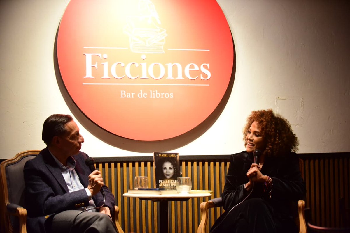 MabelLaraNews's tweet image. Una noche excepcional. 
Gracias  @PlanetaLibrosCo @hectorriveross y a todos los que nos acompañaron.