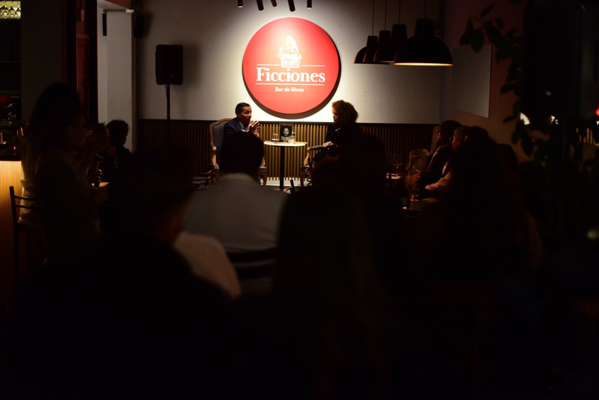 MabelLaraNews's tweet image. Una noche excepcional. 
Gracias  @PlanetaLibrosCo @hectorriveross y a todos los que nos acompañaron.