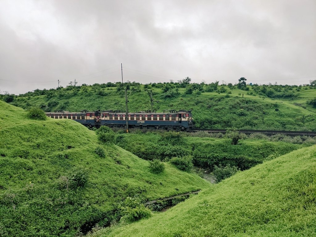advanirajesh's tweet image. Somehwere between Kasara and Igatpuri, Maharashtra

Indian Railways.