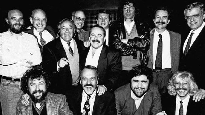 #Fotaza Festejo por los 25 años de Les Luthiers: Mundstock, Quino, Landriscina, Dolina, Maronna, Sabat, Fontanarrosa, Tato, Guinzburg, Nuñez, Rabinovich, Rudy y López Puccio. Año 1992. Imagen extraída del catálogo "100% Negro | Fontanarrosa"
