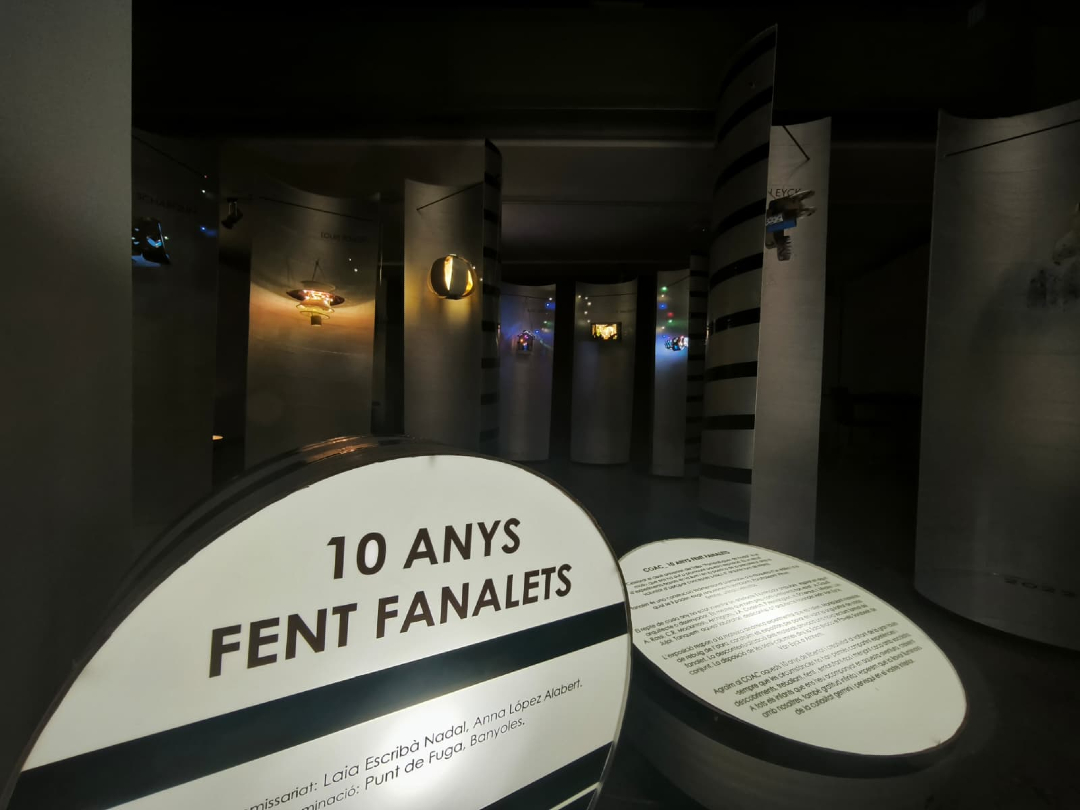 COACGirona's tweet image. 🕯️Gaudeix de l&apos;exposició &quot;Deu anys fent fanalets&quot; en la qual es poden veure els diferents fanalets que s’han fet en el taller infantil &quot;Pampallugues de Nadal&quot;!

➡️Coordinat per les arquitectes Laia Escribà i Anna López

🗓️ Fins l&apos;11 GEN
📍#COACFigueres
ℹ️ tuit.cat/A9627