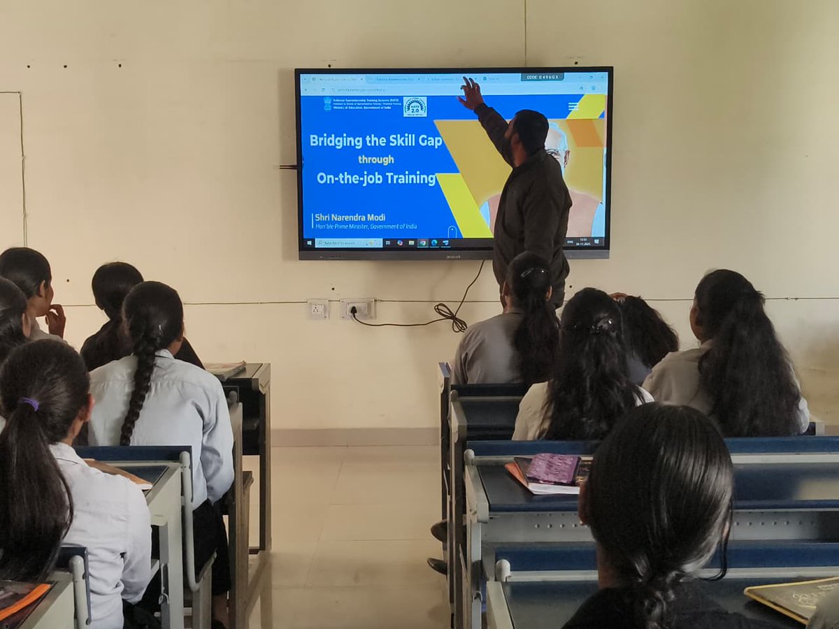 jh_csc's tweet image. The Learning Coordinator #VLE of the Student Resource Centre provided important information about NATS to students at Government Polytechnic College, #Dumka. #NATS #Apprenticeship #DGLEI #StudentSupport #Jharkhand