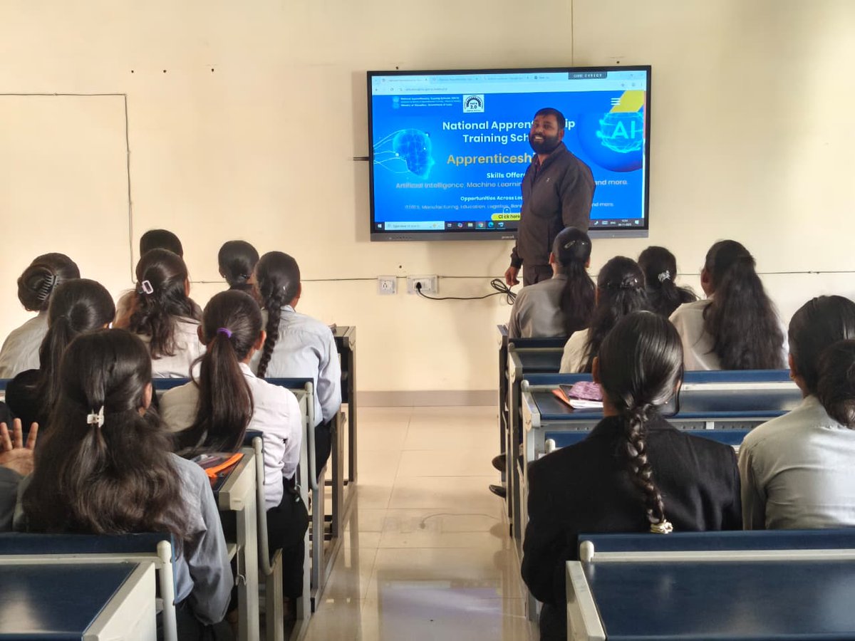 jh_csc's tweet image. The Learning Coordinator #VLE of the Student Resource Centre provided important information about NATS to students at Government Polytechnic College, #Dumka. #NATS #Apprenticeship #DGLEI #StudentSupport #Jharkhand