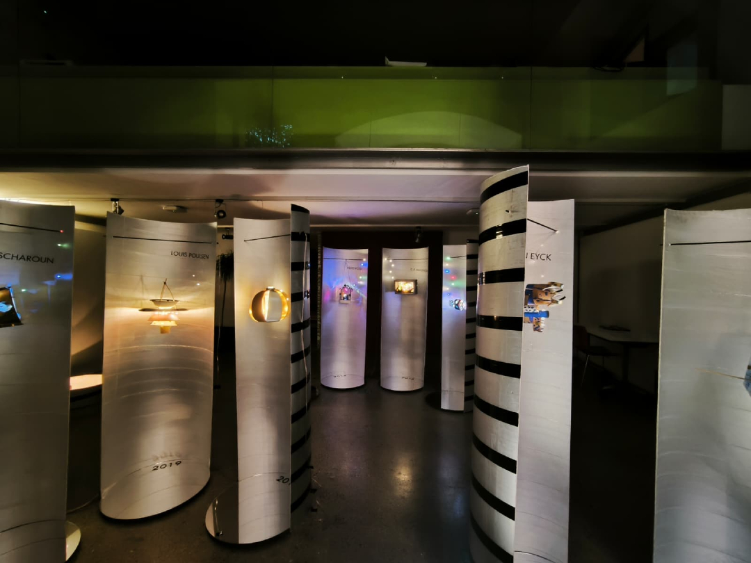 COACGirona's tweet image. 🕯️Gaudeix de l&apos;exposició &quot;Deu anys fent fanalets&quot; en la qual es poden veure els diferents fanalets que s’han fet en el taller infantil &quot;Pampallugues de Nadal&quot;!

➡️Coordinat per les arquitectes Laia Escribà i Anna López

🗓️ Fins l&apos;11 GEN
📍#COACFigueres
ℹ️ tuit.cat/A9627