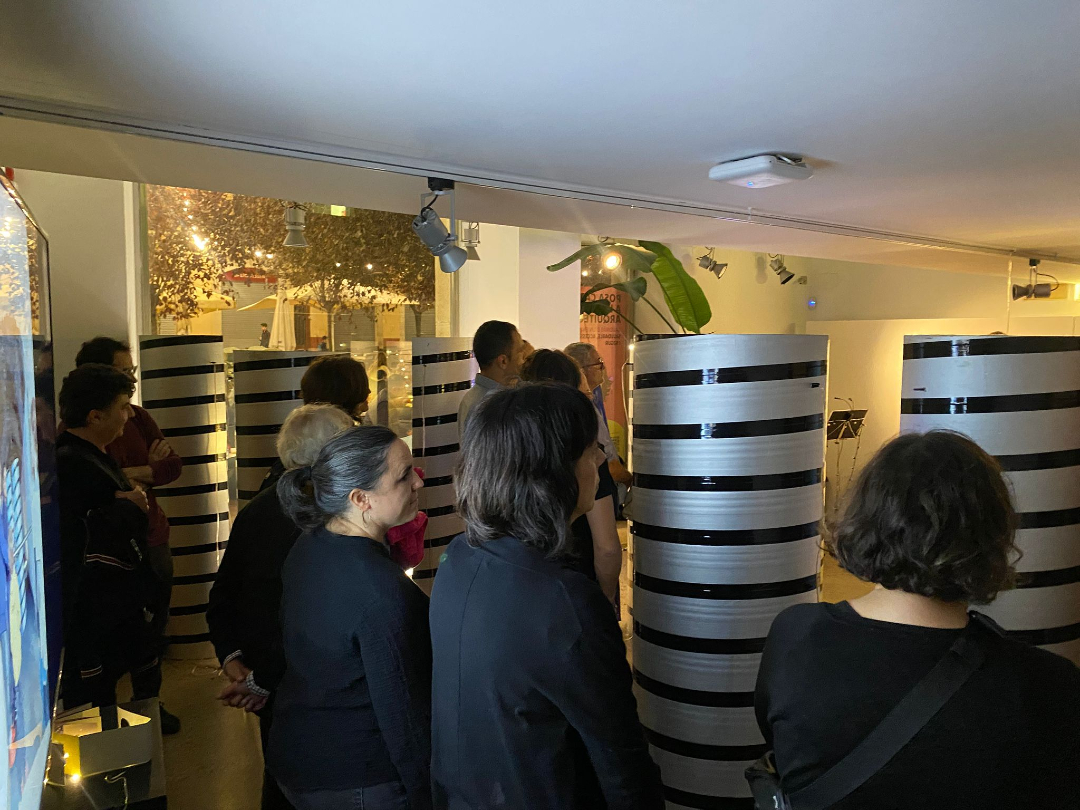 COACGirona's tweet image. 🕯️Gaudeix de l&apos;exposició &quot;Deu anys fent fanalets&quot; en la qual es poden veure els diferents fanalets que s’han fet en el taller infantil &quot;Pampallugues de Nadal&quot;!

➡️Coordinat per les arquitectes Laia Escribà i Anna López

🗓️ Fins l&apos;11 GEN
📍#COACFigueres
ℹ️ tuit.cat/A9627