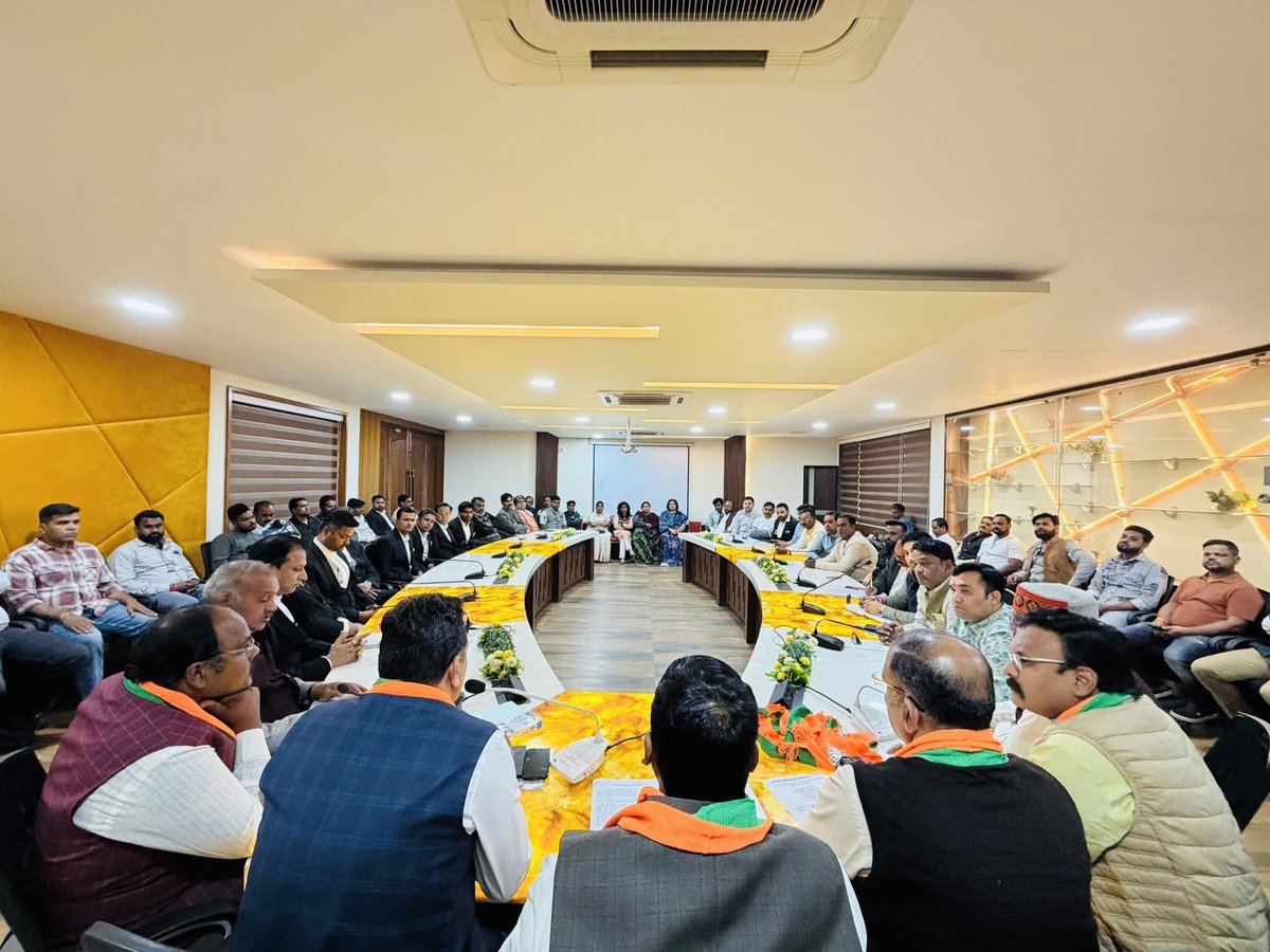 patelranjeet13's tweet image. 76वे संविधान दिवस के अवसर पर आज भारतीय जनता पार्टी संभागीय कार्यालय में संविधान दिवस कार्यक्रम आयोजित किया गया। कार्यक्रम में संविधान निर्माता भारत रत्न डॉ. भीमराव अंबेडकर जी के चित्र पर माल्यार्पण कर संविधान को आत्मसात करने की शपथ ली।
#SamvidhanDiwas
@BJP4MP @BJP4India @PMOIndia