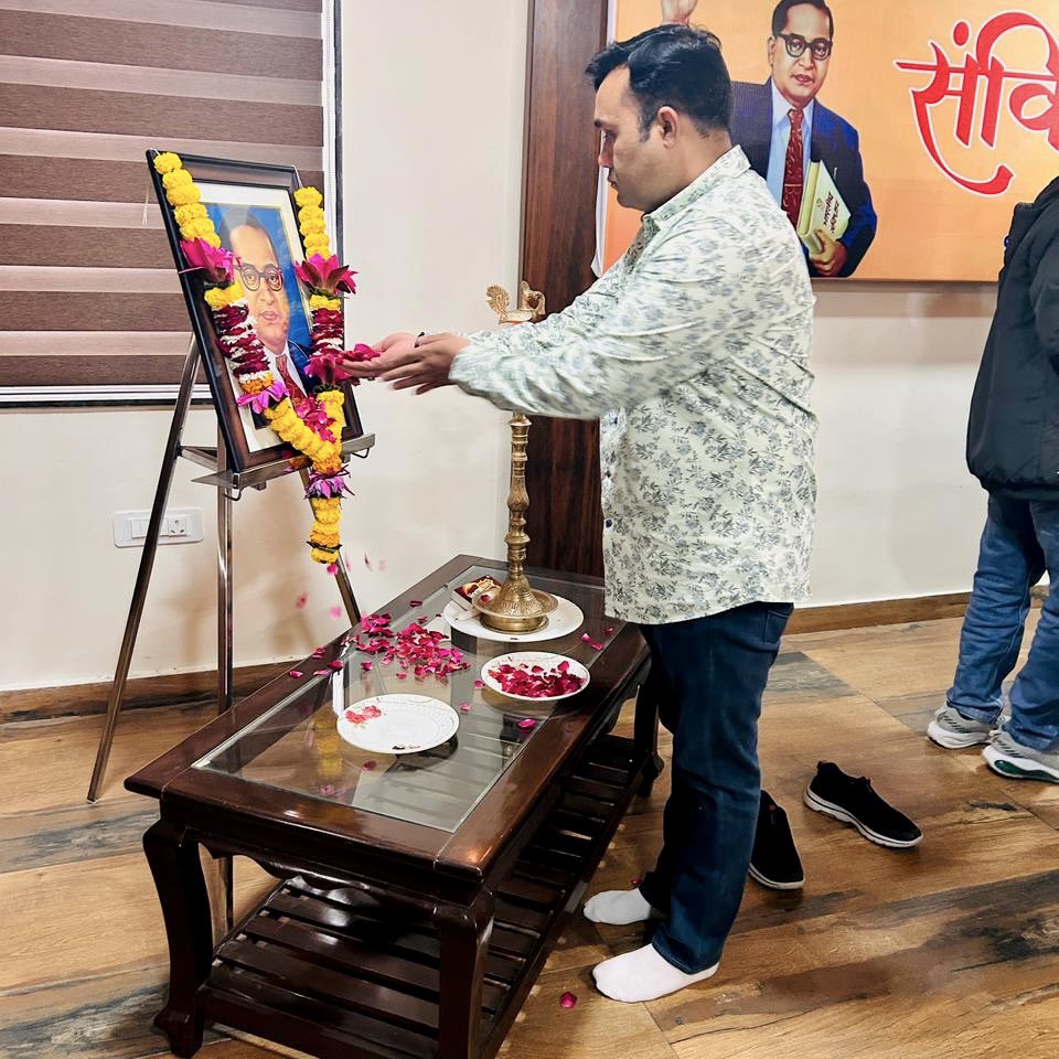 patelranjeet13's tweet image. 76वे संविधान दिवस के अवसर पर आज भारतीय जनता पार्टी संभागीय कार्यालय में संविधान दिवस कार्यक्रम आयोजित किया गया। कार्यक्रम में संविधान निर्माता भारत रत्न डॉ. भीमराव अंबेडकर जी के चित्र पर माल्यार्पण कर संविधान को आत्मसात करने की शपथ ली।
#SamvidhanDiwas
@BJP4MP @BJP4India @PMOIndia