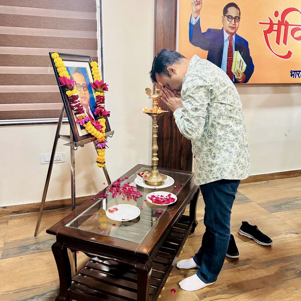 patelranjeet13's tweet image. 76वे संविधान दिवस के अवसर पर आज भारतीय जनता पार्टी संभागीय कार्यालय में संविधान दिवस कार्यक्रम आयोजित किया गया। कार्यक्रम में संविधान निर्माता भारत रत्न डॉ. भीमराव अंबेडकर जी के चित्र पर माल्यार्पण कर संविधान को आत्मसात करने की शपथ ली।
#SamvidhanDiwas
@BJP4MP @BJP4India @PMOIndia