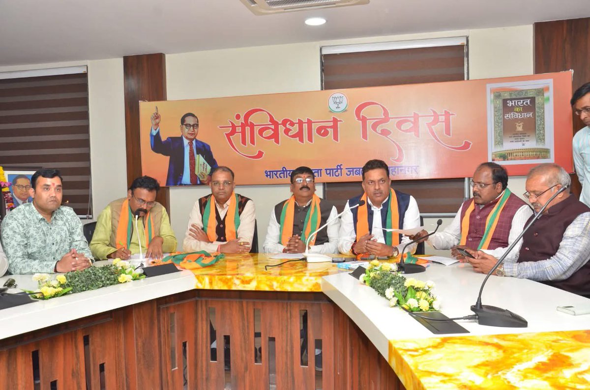 patelranjeet13's tweet image. 76वे संविधान दिवस के अवसर पर आज भारतीय जनता पार्टी संभागीय कार्यालय में संविधान दिवस कार्यक्रम आयोजित किया गया। कार्यक्रम में संविधान निर्माता भारत रत्न डॉ. भीमराव अंबेडकर जी के चित्र पर माल्यार्पण कर संविधान को आत्मसात करने की शपथ ली।
#SamvidhanDiwas
@BJP4MP @BJP4India @PMOIndia
