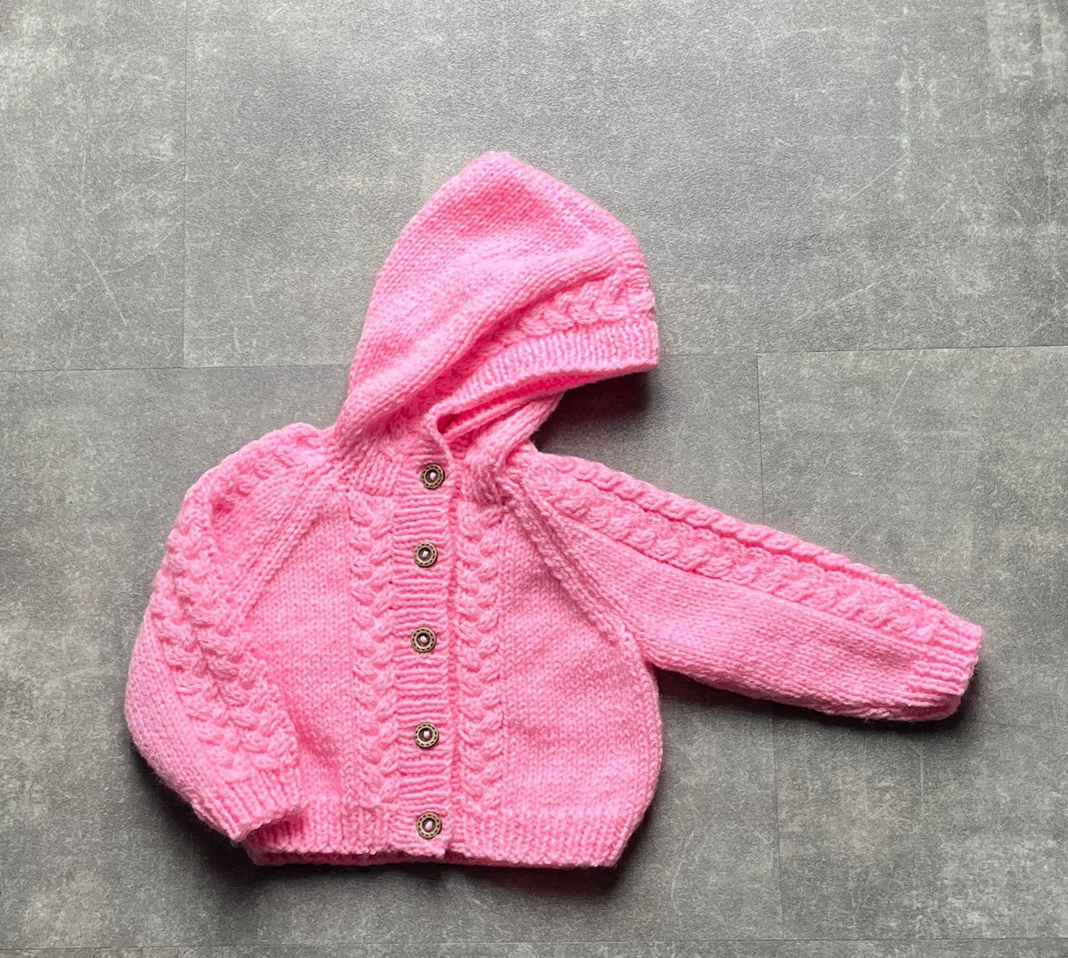 HandKnics's tweet image. Such a cute wee hoodie that would made a great gift for a new arrival! Can even be knitted in other colours, just get in touch for details.
buff.ly/88ohE6U 
#mhhsbd #craftbizparty #handmade #UKGiftAM
