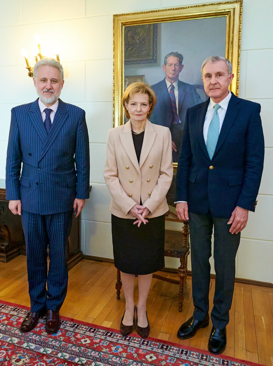 Monarchies2000's tweet image. Le 25 novembre, Sa Majesté la Gardienne de la Couronne, la princesse Margareta de Roumanie et son époux ont reçu Marius-Gabriel Lazurca, conseiller présidentiel pour la sécurité nationale au palais Elisabeth. 30% des Roumains souhaitent le retour de la #monarchie #monarchy👑🇷🇴