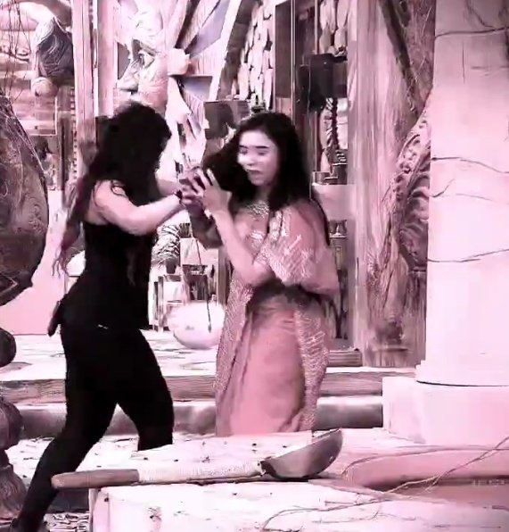 Maya_Rajvanshii's tweet photo. Miss Noor Yesterday Yelling at Hana for Breaking Plate Meanwhile copy pen Directly Hitting Tanya with a plank..Now Where is GK &amp; Zazu &amp; others 🤔

#FarrhanaBhatt #BiggBoss19 https://t.co/mem255nsUY
