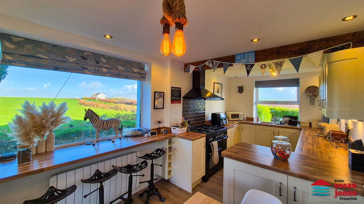 SusanAlJones's tweet photo. Looking for a spacious detached home with stunning countryside views? Tai’r Lon in Edern offers ample parking, an EV charger, generous gardens, a gazebo, hot tub and so much more! Find out more by visiting https://t.co/lfWmO8Ns80 https://t.co/mxCqPVE2tK