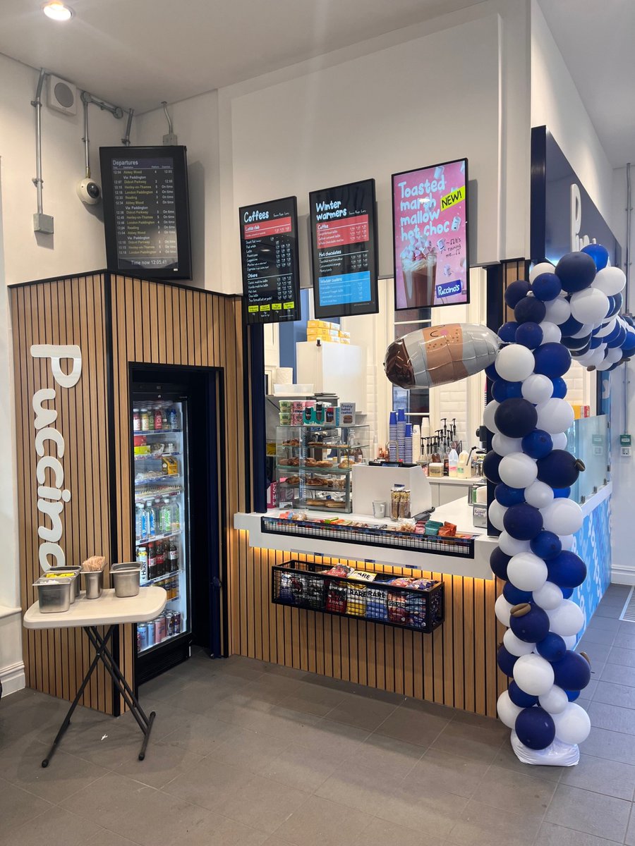 TPTRetail's tweet image. The new and improved @puccinos unit is now open and trading on @GWRHelp Twyford station. Come in out of the cold into the newly refurbished ticket hall and treat yourself to something tasty from their extensive range of tasty food &amp;amp; hot and cold drinks! #stationretail #Coffee