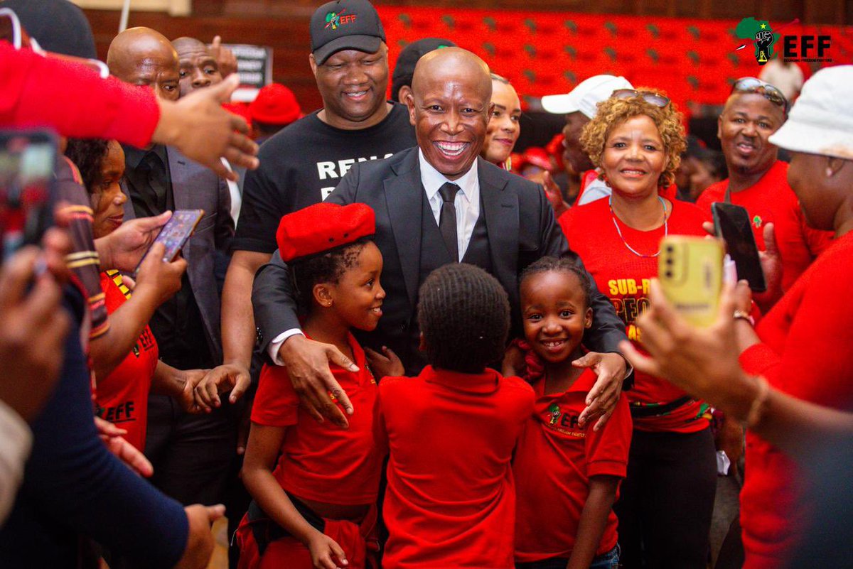 EFFSouthAfrica's tweet image. ♦️In Pictures♦️

The President @Julius_S_Malema greeting fighters after the Phala Phala March Reporting Meeting.

 We are ready for the 28th of November 2025, Constitutional Court is where we going!

#ReleasePhalaPhalaJudgement