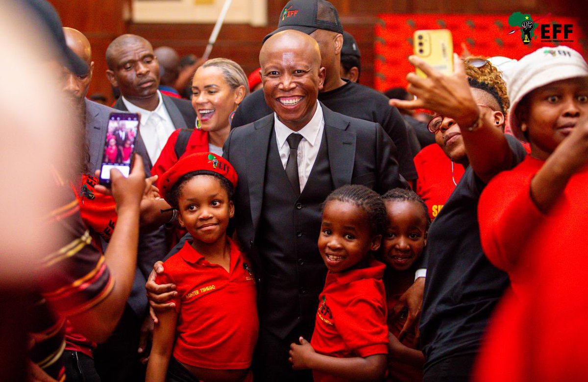 EFFSouthAfrica's tweet image. ♦️In Pictures♦️

The President @Julius_S_Malema greeting fighters after the Phala Phala March Reporting Meeting.

 We are ready for the 28th of November 2025, Constitutional Court is where we going!

#ReleasePhalaPhalaJudgement