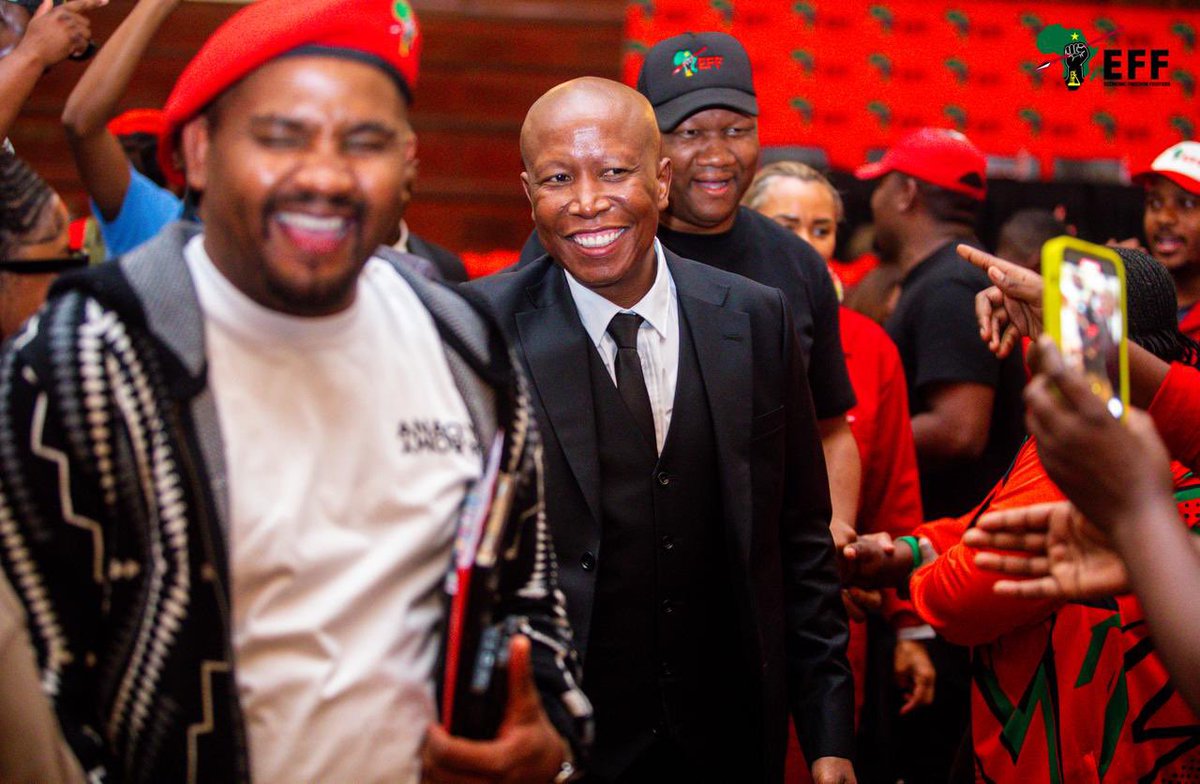 EFFSouthAfrica's tweet image. ♦️In Pictures♦️

The President @Julius_S_Malema greeting fighters after the Phala Phala March Reporting Meeting.

 We are ready for the 28th of November 2025, Constitutional Court is where we going!

#ReleasePhalaPhalaJudgement