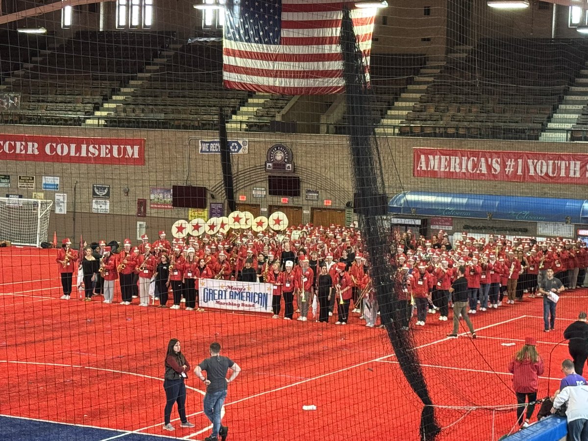 CCSDFPA's tweet image. Superintendent Baiocco &amp;amp; District Fine Arts Coordinator Vanderstouw were invited to the Macy’s Great American Marching Band rehearsal in Teaneck,NJ! All the best from Clarkstown to these amazing students and their instructors! Happy Thanksgiving! @ccsdschools  @Macys  @mpbaiocco