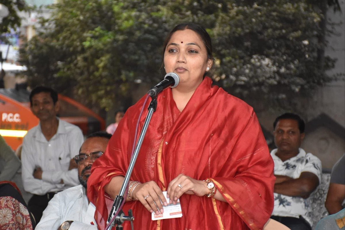 BhanubenMLA's tweet image. રાજકોટ મહાનગર વોર્ડ નંબર 11 અને 12 માં સ્ટ્રીટ લાઇટ નું લોકાર્પણ અને વોર્ડ નં. 12 ની ગોકુલધામ, જલજીત, દ્વારકાધીશ, ગીતાંજલિ અને વાકુંઠધામ સોસાયટી માં ડામર રોડ રિ-કાર્પેટિંગ કરવાના કામનું ખાતમુહૂર્ત કરવામાં આવ્યું.