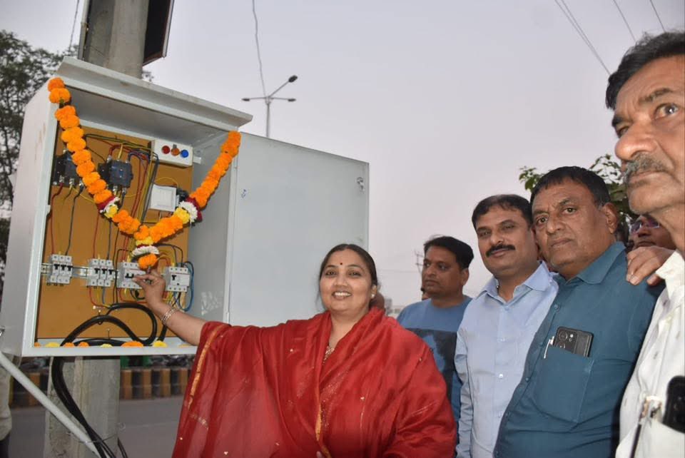 BhanubenMLA's tweet image. રાજકોટ મહાનગર વોર્ડ નંબર 11 અને 12 માં સ્ટ્રીટ લાઇટ નું લોકાર્પણ અને વોર્ડ નં. 12 ની ગોકુલધામ, જલજીત, દ્વારકાધીશ, ગીતાંજલિ અને વાકુંઠધામ સોસાયટી માં ડામર રોડ રિ-કાર્પેટિંગ કરવાના કામનું ખાતમુહૂર્ત કરવામાં આવ્યું.