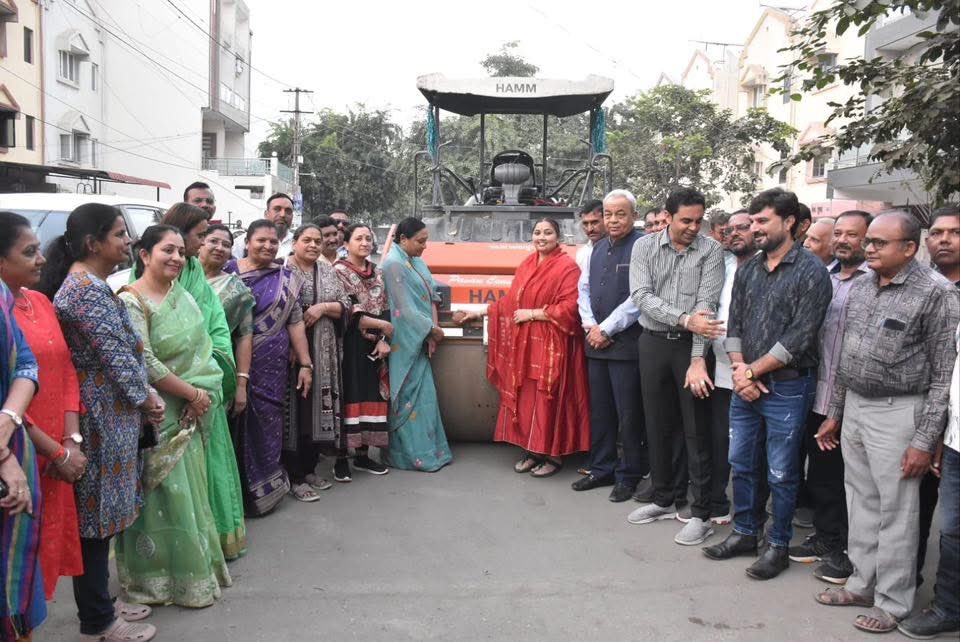 BhanubenMLA's tweet image. રાજકોટ મહાનગર વોર્ડ નંબર 11 અને 12 માં સ્ટ્રીટ લાઇટ નું લોકાર્પણ અને વોર્ડ નં. 12 ની ગોકુલધામ, જલજીત, દ્વારકાધીશ, ગીતાંજલિ અને વાકુંઠધામ સોસાયટી માં ડામર રોડ રિ-કાર્પેટિંગ કરવાના કામનું ખાતમુહૂર્ત કરવામાં આવ્યું.