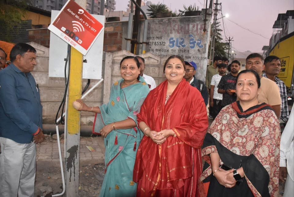 BhanubenMLA's tweet image. રાજકોટ મહાનગર વોર્ડ નંબર 11 અને 12 માં સ્ટ્રીટ લાઇટ નું લોકાર્પણ અને વોર્ડ નં. 12 ની ગોકુલધામ, જલજીત, દ્વારકાધીશ, ગીતાંજલિ અને વાકુંઠધામ સોસાયટી માં ડામર રોડ રિ-કાર્પેટિંગ કરવાના કામનું ખાતમુહૂર્ત કરવામાં આવ્યું.