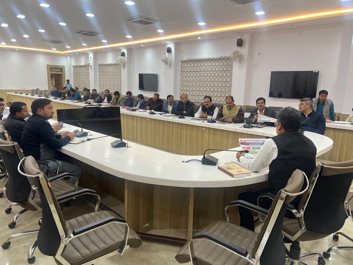 DM_PRAYAGRAJ's tweet photo. जिलाधिकारी श्री मनीष कुमार वर्मा के निर्देशानुसार अपर जिलाधिकारी आपूर्ति श्री विजय शर्मा की अध्यक्षता में बुधवार को संगम सभागार में विद्युत विभाग के मुख्य अभियंता, अधीक्षण अभियंता एवं समस्त अधिशासी अभियंताओं की उपस्थिति में बिजली बिल राहत योजना 2025-26 के सफल क्रियान्वयन हेतु प्रशासनिक सहयोग और जनजागरूकता में वृद्धि एवं कार्य को प्राथमिकता के आधार पर सम्पादित कराने हेतु विभिन्न विभागों, आमजनमानस एवं अन्य प्रासंगिक माध्यमों से प्रचार-प्रसार कराये जाने एवं अधिकाधिक पात्र उपभोक्ता योजना का लाभ उठा सके, के सम्बंध में बैठक आयोजित की गयी। 

बैठक में मुख्य अभियंता विद्युत के द्वारा बताया गया कि ऐसे नेवर पेड उपभोक्ता जिनके संयोजन की तिथि 31.03.2025 अथवा इससे पूर्व है एवं एलएमबी-1 (घरेलू) अधिकतम 2 किलो वाट तक तथा एलएमबी-2 (वाणिज्यिक) 01 किलोवाट भार के अन्तर्गत आते है अथवा ऐसे लांग अनपेड उपभोक्ता, जिनके अन्तिम भुगतान की तिथि 31.03.2025 अथवा इससे पूर्व है, ऐसे उपभोक्ता विद्युत बिलों में तथा विद्युत चोरी के समस्त प्रकरणों में राजस्व निर्धारण में "बिजली बिल राहत योजना 2025-26" के अन्तर्गत दिनांक 01.12.2025 से 28.02 2026 तक योजना का लाभ उठा सकते है। उन्होंने बताया कि उपभोक्ता यदि बकाया बिल भुगतान करते है, तो सरचार्ज (ब्याज) में 100 प्रतिशत तथा मूलधन में अधिकतम 25 प्रतिशत तक छूट प्रदान की जायेगी। यह छूट तीन चरणों में लागू की जायेगी। प्रथम चरण में 01 दिसम्बर, 2025 से 31 दिसम्बर, 2025 तक एकमुश्त भुगतान पर मूल बकाया में 25 प्रतिशत छूट, द्वितीय चरण में 01 जनवरी, 2026 से 31 जनवरी, 2026 तक एकमुश्त भुगतान पर मूल बकाया में 20 प्रतिशत छूट तथा तृतीय चरण में 01 फरवरी, 2026 से 28 फरवरी, 2026 तक एकमुश्त भुगतान पर मूल बकाया में 15 प्रतिशत छूट प्रदान की जायेगी। उन्होंने बताया कि पिछला बकाया बिल रूपये 500 एवं 750 की आसान किश्तों में भर सकते है तथा विद्युत चोरी के मामलों में निर्धारित राजस्व में अधिकतम 50 प्रतिशत तक की छूट प्रदान की गयी है। पात्र उपभोक्ता विभागीय खण्ड कार्यालय अथवा उपखण्ड कार्यालय अथवा कैश काउन्टर, UPPCL Consumer App, जन सेवा केन्द्र, Fintech प्रतिनिधि, मीटर रीडर एवं विभागीय Website www-uppcl-org के माध्यम से पंजीकरण कराना होगा। पंजीकरण ओ०टी०पी० आधारित होगा जिसके लिए मोबाइल नं० देना आवश्यक होगा। पंजीकरण के पश्चात् भुगतान विभागीय खण्ड कार्यालय अथवा उपखण्ड कार्यालय अथवा Cash Counter- UPPCL Consumer App, जन सेवा केन्द्र, Fintech प्रतिनिधि, मीटर रीडर एवं विभागीय Website www-uppcl-org पर किया जा सकेगा। 

मुख्य अभियन्ता (वि०), प्रयागराज क्षेत्र प्रयागराज ने बताया की योजना का उद्देश्य उपभोक्ताओं को आर्थिक राहत प्रदान करना और बिजली सेवाओं को अधिक पारदर्शी बनाना है। उन्होंने बताया कि इस योजना के अंतर्गत एकमुश्त भुगतान (OTS) करने पर 100% सरचार्ज की माफी तथा मूलधन में 25% तक की छूट प्रदान की जाएगी। 

मुख्य अभियन्ता (वि०), प्रयागराज क्षेत्र प्रयागराज ने स्पष्ट किया कि योजना का लाभ केवल सामान्य उपभोक्ताओं तक सीमित नहीं है, बल्कि ओवर बिलिंग और अंडर बिलिंग जैसी समस्याओं से जूझ रहे उपभोक्ताओं को भी बड़ी राहत दी जाएगी। ऐसे मामलों का समाधान प्राथमिकता के आधार पर किया जाएगा, ताकि उपभोक्ता बिना किसी अव्यवस्था के सटीक बिल प्राप्त कर सकें। उन्होंने बताया कि राहत योजना में पंजीकरण प्रक्रिया को बेहद सरल और सुविधाजनक बनाया गया है। उपभोक्ता विभागीय वेबसाइट www-uppcl-org, संबंधित विद्युत कार्यालय, जन सेवा केंद्र (CSC) तथा विभाग के किसी भी कैश काउंटर के माध्यम से आसानी से पंजीकरण कर सकते हैं। उन्होंने कहा कि बहु-विकल्पीय व्यवस्था का उद्देश्य अधिक से अधिक उपभोक्ताओं को योजना से जोड़ना और उन्हें समयबद्ध लाभ उपलब्ध कराना है। 

मुख्य अभियन्ता (वि०), प्रयागराज क्षेत्र प्रयागराज यह भी स्पष्ट किया कि योजना का लाभ केवल सामान्य उपभोक्ताओं तक सीमित नहीं है. कलेक्शन एजेन्सी को भी पंजीकरण कराने तथा पूर्ण भुगतान पर प्रोत्साहन राशि दी जायेगी। योजना के अन्तर्गत पंजीकृत नेवर पेड व लॉन्ग अनपेड विद्युत उपभोक्ताओं से कलेक्शन एजेन्सी द्वारा बकाया धनराशि का पंजीकरण कराने पर रु 100 प्रति पंजीकरण एवं पूर्ण भुगतान प्राप्त करने पर बाद प्राप्त धनराशि का 5 प्रतिशत (पांच प्रतिशत) की प्रोत्साहन धनराशि दी जायेगी। कलेक्शन एजेन्सी का अभिप्राय जनसेवा केन्द्र, विद्युत सखी, फिनटेक प्रतिनिधि एवं मीटर रीडर (बिलिंग एजेन्सी) से है।
@CMOfficeUP @UPGovt @InfoDeptUP @ChiefSecyUP