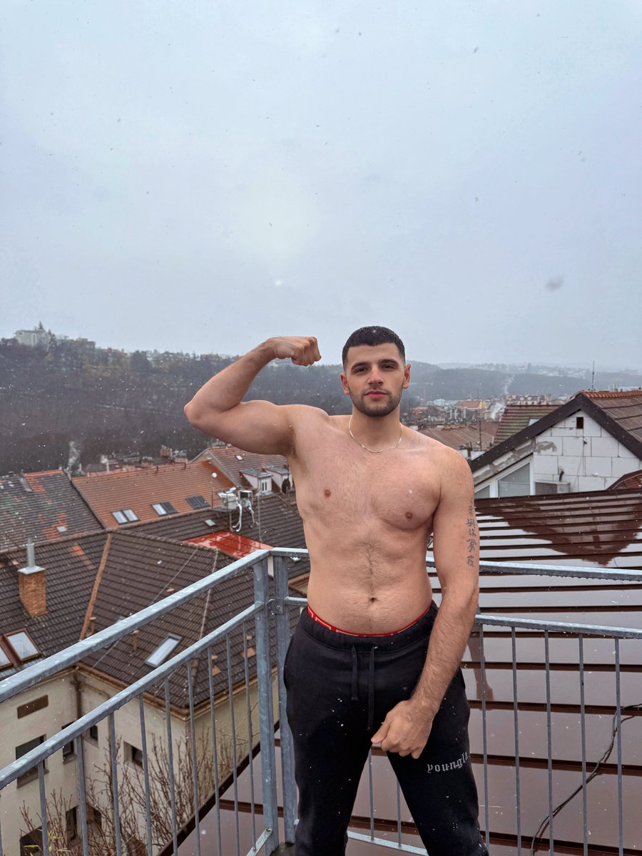 ItsYourBoyTTrap's tweet image. It’s my birthday and it’s snowing so 2 reasons to get shirtless 😝 #birthdayboy  #snow #muscles