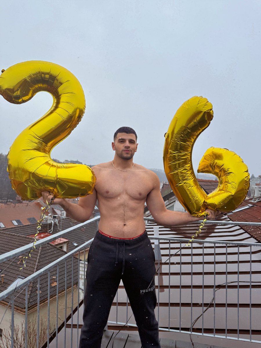 ItsYourBoyTTrap's tweet image. It’s my birthday and it’s snowing so 2 reasons to get shirtless 😝 #birthdayboy  #snow #muscles